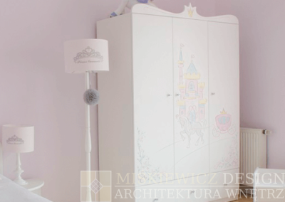 pokój dziecka z&nbsp;szafą